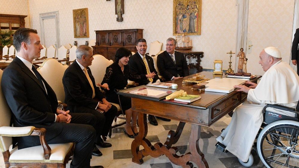  Il Papa con Emilce Cuda, segretario della Cal, e alcuni professori della Loyola University di Chicago