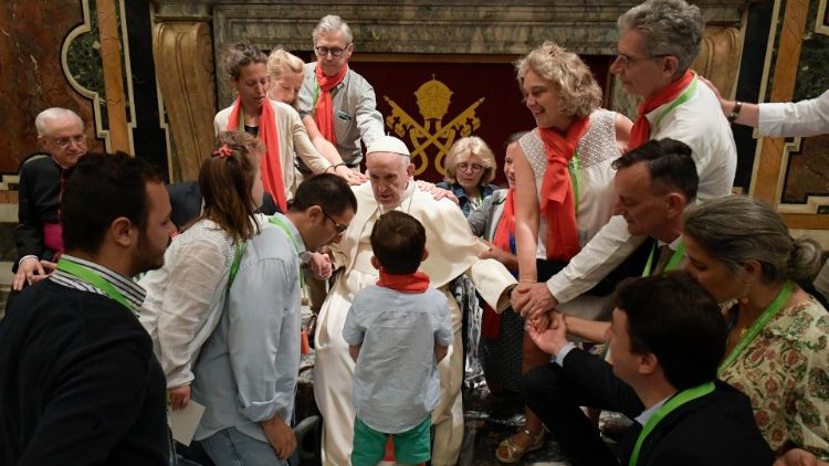 Le Pape François avec des membres du Village de Francois, le 14 mai 2022.