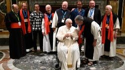 Der Papst und die Delegation des “Village de François”