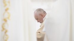 성 베드로 광장에서 복자 10위를 성인품에 올리는 시성 미사를 거행하는 프란치스코 교황