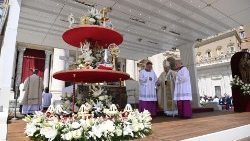 Papež Frančišek pred relikvijami novih svetnikov.