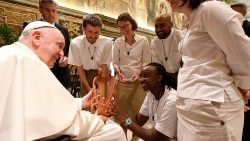  O Papa com os membros da Fraternidade Política Chemin Neuf