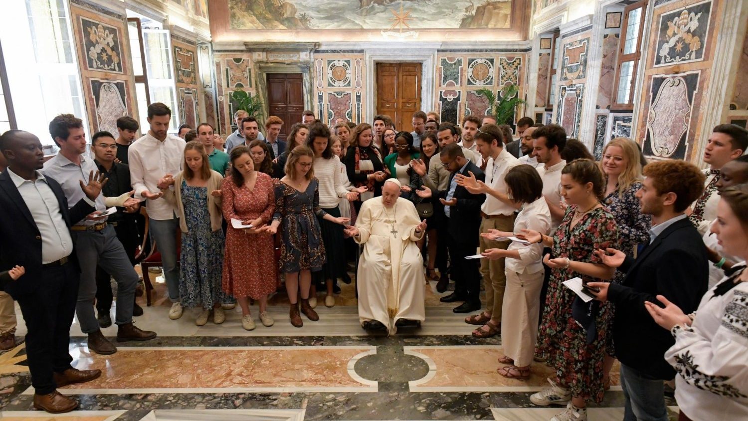 Pape : Un chrétien apporte de la mémoire, de l’espoir et la capacité de s’émerveiller devant la politique
