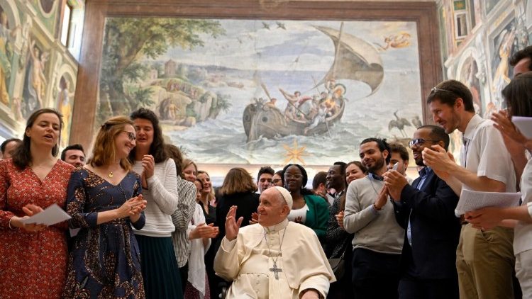 O Papa com os membros da Fraternidade Política Chemin Neuf