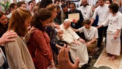 Папа Франциск на встрече с экуменической и харизматической общиной Chemin Neuf  (Ватикан, 16 мая 2022 г.)