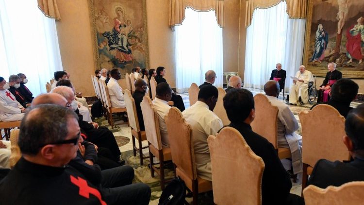 가밀로회 회원들에게 연설하는 교황