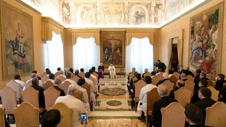 교황청 콘치스토로 홀에서 가밀로회 총회에 참석한 60명의 회원들의 예방을 받은 교황