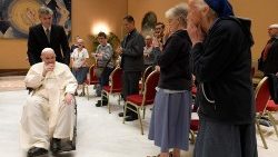 Le Pape François reçoit en audience l'association de la famille spitiruelle de Charles de Foucauld, au Vatican, le 18 mai 2022.