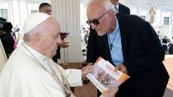 Padre Renato Chiera con il Papa dopo l'udienza generale