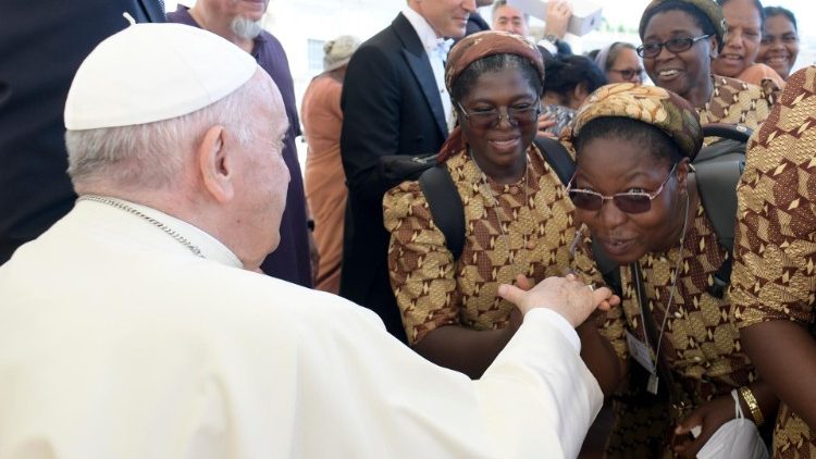 पोप फ्राँसिस से मुलाकात करतीं उर्सुलाईन की धर्मबहनें