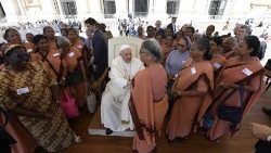 पोप फ्रांँसिस से मुलाकात करतीं टिल्डोंक की उर्सुलाईन धर्मबहनें