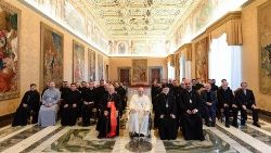 Papež Frančišek s člani skupnosti romunskega kolegija Pio v Rimu.