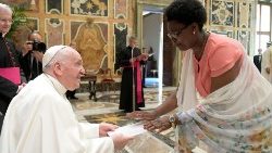 Pápež pri prijímaní poverovacích listín nových veľvyslancov pri Svätej stolici (19. máj 2022)