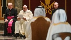 Papa Francisc împreună cu noii ambasadori nerezidenți pe lângă Sfântul Scaun din Pakistan, Emiratele Arabe Unite, Burundi și Qatar  -  Sala Clementină, 19 mai 2022