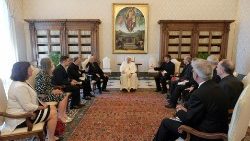 O Papa Francisco em encontro com os diretores de algumas revistas culturais dos Jesuítas (Vatican Media)