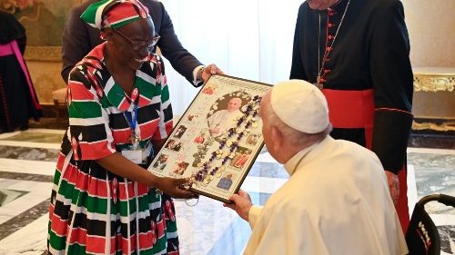 Papa Francesco saluta uno dei membri del "Santa Marta Group"