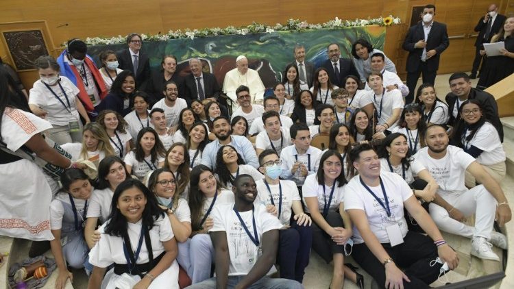 Papa Francesco con i giovani di Scholas Occurrentes (foto d'archivio)
