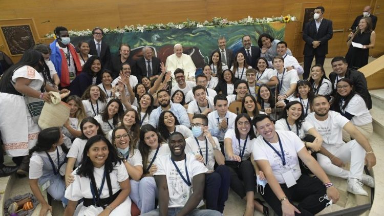 教皇フランシスコと環境問題を考える教育イベントに参加した若者たち　2022年5月19日　教皇庁立ウルバノ大学