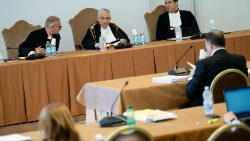 L'interrogatorio a Fabrizio Tirabassi durante il processo nell'Aula polifunzionale dei Musei Vaticani