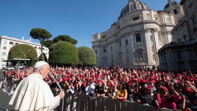 Ferenc pápa a bazilika mellett összegyűlt genovai bérmálandókhoz beszél   