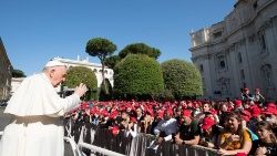 Der Papst und die Firmlinge aus Genua vor dem Gästehaus Santa Marta