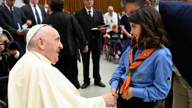「파밀리아 크리스티아나」 독자인 어린 스카우트 소녀가 교황에게 인사하고 있다.