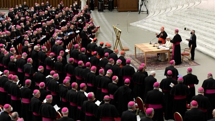 Le Pape a rencontré les 225 évêques italiens en Salle Paul VI du Vatican, le 23 mai 2022. 