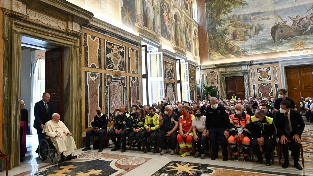 Dobrovoľníci talianskej Národnej civilnej ochrany u pápeža Františka (23. mája, 2022)