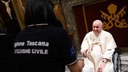 Папа Франциск на встрече с делегацией итальянского Департамента гражданской защиты (Ватикан, 23 мая 2022 г.)