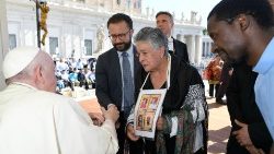 Maria Herrera, madre di 4 figli scomparsi in Messico, incontra il Papa al termine dell'udienza generale (25-05-2022)