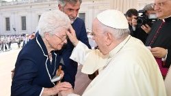 Il Papa benedice la signora Rina Meucci al termine dell'udienza generale