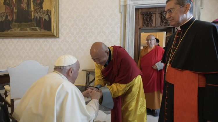 Папа Франциск на встрече с делегацией буддистов из Монголии (Ватикан, 28 мая 2022 г.)
