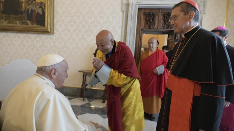 Papež František se setkal s představiteli mongolského buddhismu