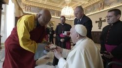 Le Pape François reçoit une délégation bouddhiste de Mongolie au Vatican, le 28 mai 2022. 
