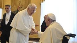 Le Pape François saluant le père Ardura, président du Comité pontifical des Sciences historiques, le 28 mai 2022. 