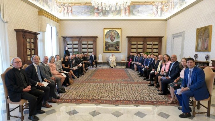 Le Pape François recevant une délégation du B'Nai B'rith International, le 30 mai dans la Bibliothèque du Palais apostolique.