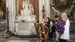 2022-05-31 Українська сім'я молиться Розарій перед статуєю Діви Марії, Цариці миру