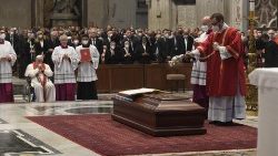 Papa Francesco presiede il rito dell’Ultima Commendatio e della Valedictio alle esequie del cardinale Angelo Sodano