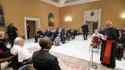 Participantes do Congresso  “Linhas de desenvolvimento do Pacto Educativo Global” com o Papa Francisco