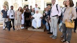 Os jovens participantes do programa com o Papa na Audiência Geral de 1° de junho