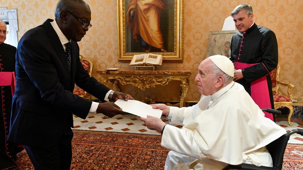 Nový veľvyslanec Konžskej republiky Rigobert Itoua so Svätým Otcom Františkom 