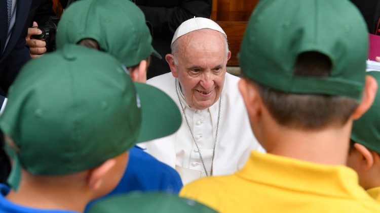 
                    Papa: a oração das crianças ajuda na formação de agentes da paz
                