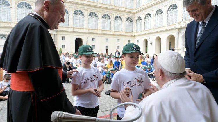 Franziskus im Juni letzten Jahres mit Kindern im Vatikan