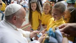 Papa Francisco com as crianças paricipantes do evento "Trem das Crianças"
