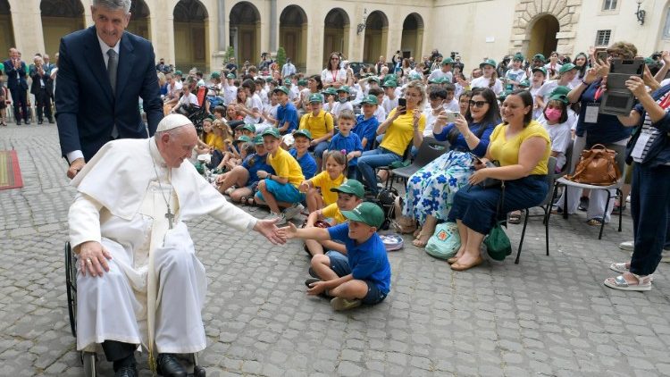 Pope with children in Patio San Damaso