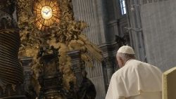 Franziskus am Pfingstsonntag vor dem Apsisfenster des Petersdoms, das das Kommen des Heiligen Geistes zeigt