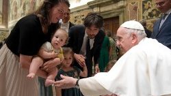 Il Papa saluta alcuni partecipanti all'udienza con la Federazione delle Associazioni Familiari Cattoliche in Europa