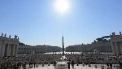 Papa Francesco tra i fedeli in piazza San Pietro durante l'udienza generale