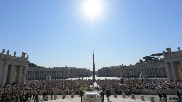 O Papa Francisco entre os fiéis na Praça São Pedro durante a Audiência Geral