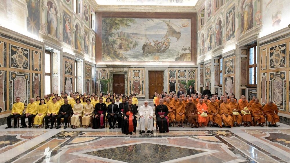 Audiencia del Papa a los budistas tailandeses junto a representantes católicos